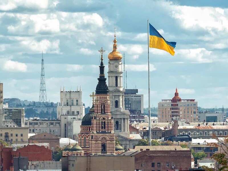 В Харькове флаг Украины на главном флагштоке заменили на меньший по размеру