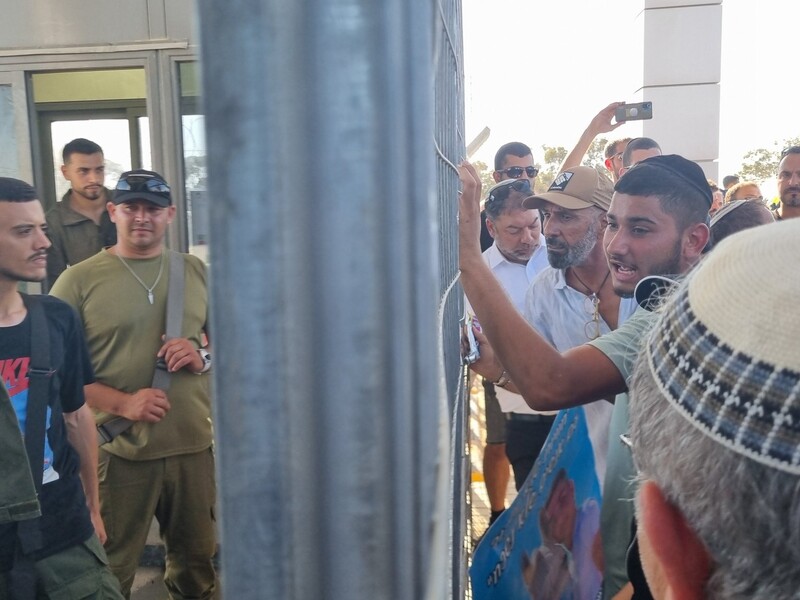 В Израиле протестующие ворвались на две военные базы из-за ареста солдат ЦАХАЛ. Видео