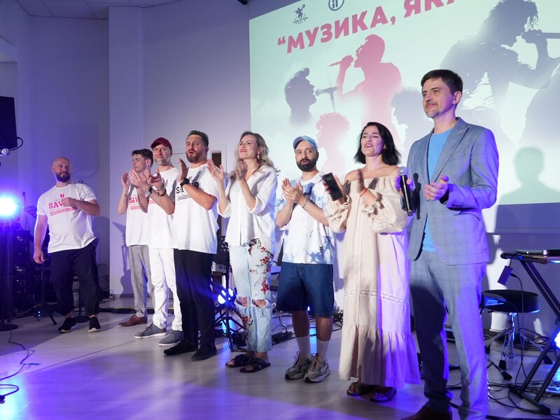 Олег Собчук, Марта Адамчук и другие украинские звезды выступили перед медиками и военными в Институте ортопедии и травматологии