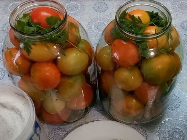 Положите это на дно банки – и квашеные помидоры будут тугие и вкусные. Рецепт маринада на холодной воде