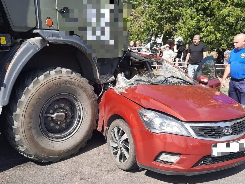 Под Ростовом военный КамАЗ протаранил легковушку, погибли шестилетний ребенок и его мать, еще трое детей ранены 