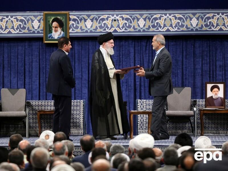 Новий президент Ірану склав присягу. Під час його промови у парламенті лунали крики "Смерть Америці й Ізраїлю!"
