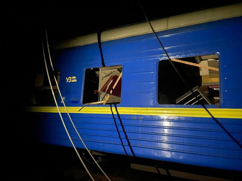 РФ уночі вдарила "Іскандером" по залізничній станції в Ізюмі, пошкоджено колії, локомотиви, вантажні й пасажирські вагони. Фото