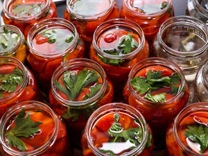 Зробіть це – і консервовані томати будуть смачними і збережуться довго