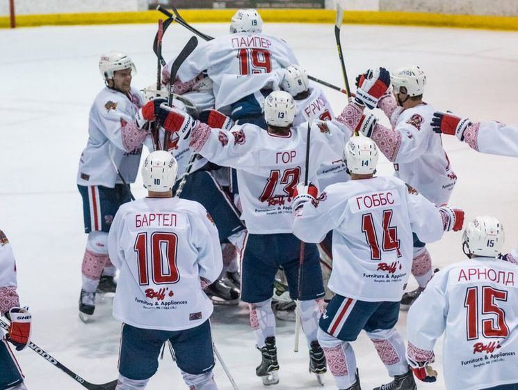 В Канаде молодежная хоккейная команда провела матч в вышиванках с фамилиями на украинском