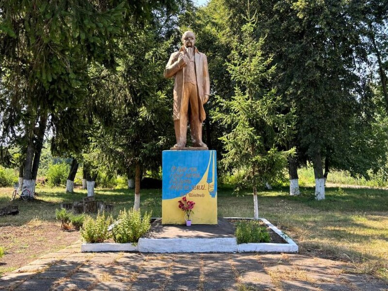 В Житомирской области в селе памятник Ленину превратили в памятник Шевченко в рамках декоммунизации. Фото