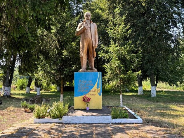 У Житомирській області в селі пам'ятник Леніну перетворили на пам'ятник Шевченку в межах декомунізації. Фото