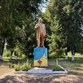 У Житомирській області в селі пам'ятник Леніну перетворили на пам'ятник Шевченку в межах декомунізації. Фото