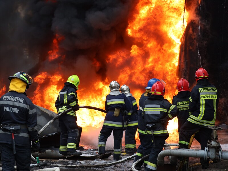 Російські окупанти атакували об'єкт критичної інфраструктури у Вінницькій області, сталася масштабна пожежа. Фоторепортаж