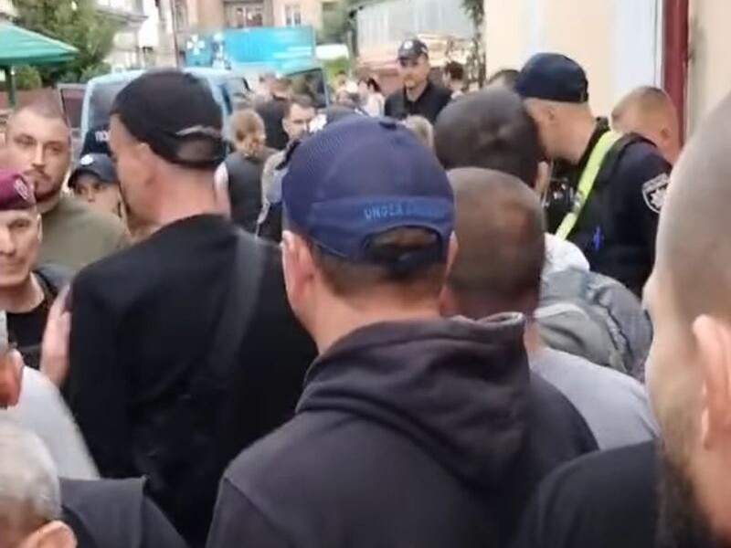 У Волинській області десятки місцевих жителів мітингували перед ТЦК. Військові заявили про провокацію російських спецслужб