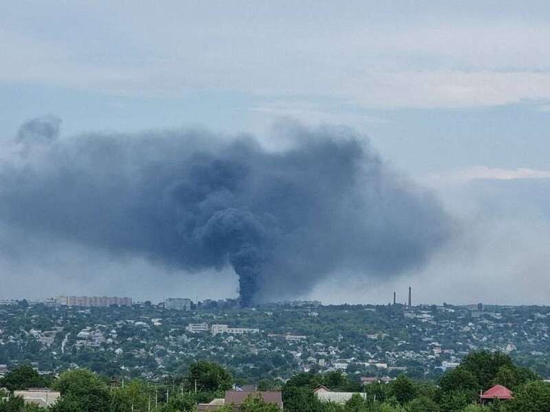 В Луганске раздались взрывы и случился пожар