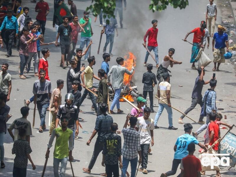 В Бангладеш в ходе столкновений протестующих с полицией погибли за день по меньшей мере 93 человека – СМИ