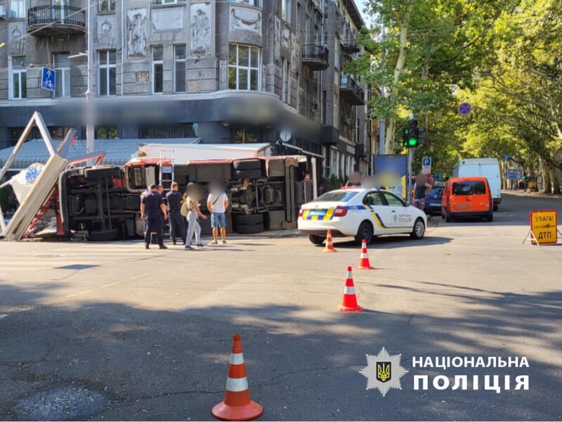 В Одесі пожежний автомобіль з увімкненою сиреною їхав на виклик на червоне світло й зіткнувся з вантажівкою, постраждали обидва водії й пішохід