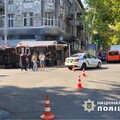 В Одесі пожежний автомобіль з увімкненою сиреною їхало на виклик на червоне світло й зіткнулося з вантажівкою, постраждали обидва водії й пішохід