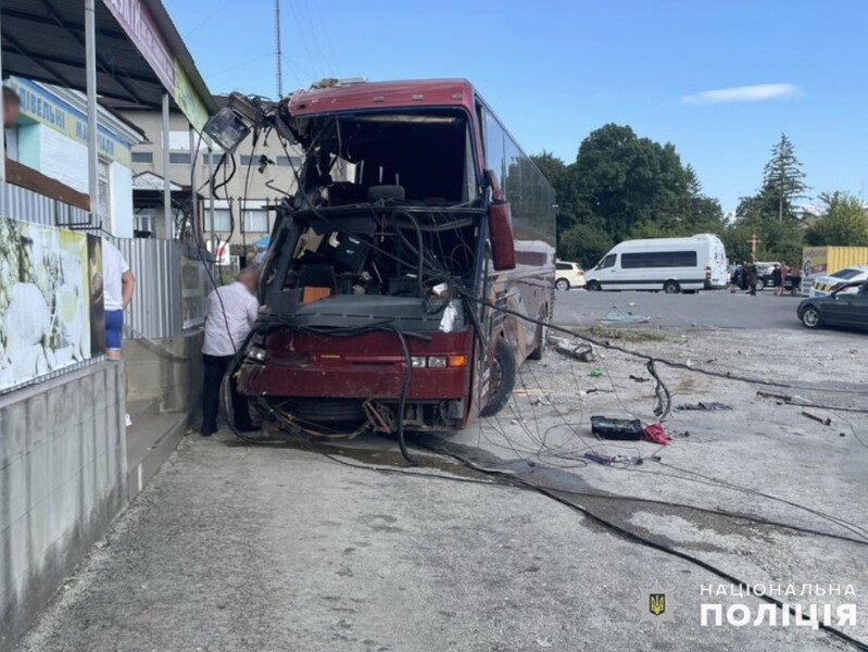 В Хмельницкой области попал в ДТП автобус с детьми, восемь пассажиров пострадали