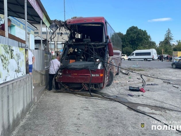 В Хмельницкой области попал в ДТП автобус с детьми, восемь пассажиров пострадали