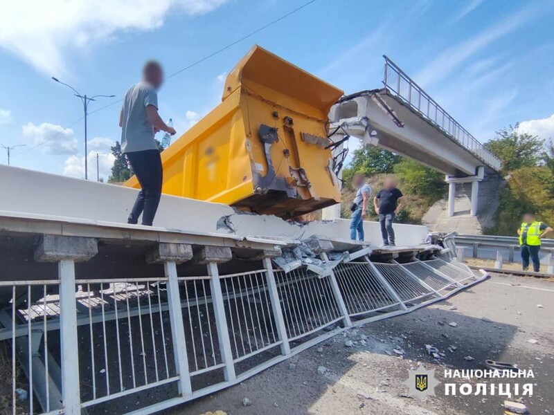 Вантажівка протаранила міст на трасі "Київ – Одеса" в Черкаській області. Поліція повідомляє про затор у бік столиці