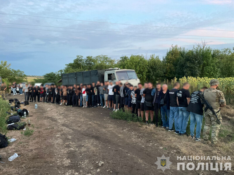 В Одеській області поліція затримала 48 чоловіків, які намагалися перетнути кордон у кузові вантажівки