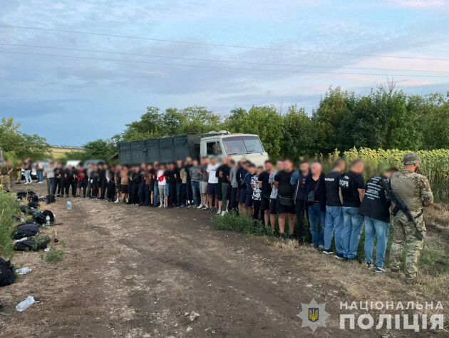 В Одеській області поліція затримала 48 чоловіків, які намагалися перетнути кордон у кузові вантажівки