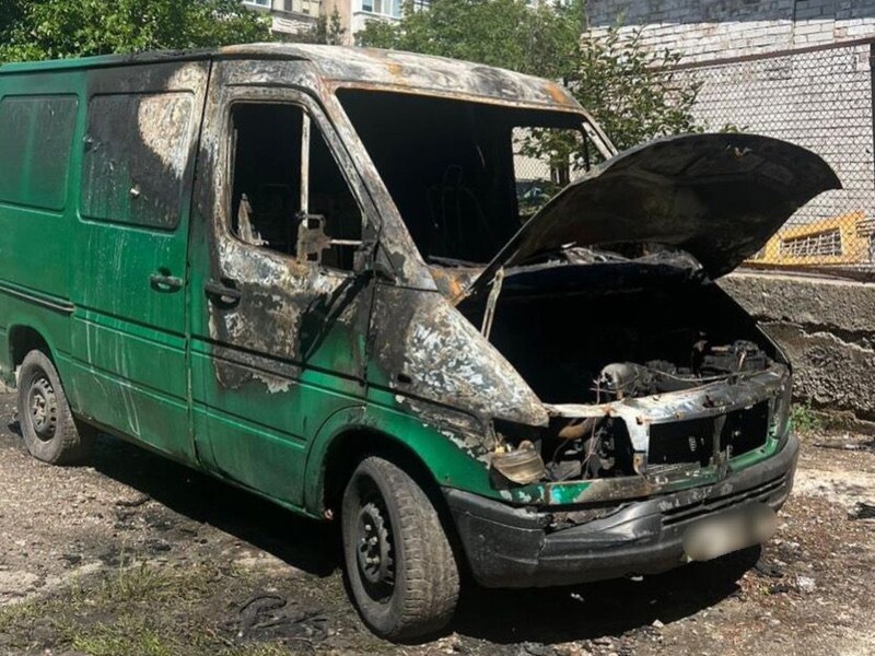 У Києві затримали підлітка, якого підозрюють у підпалі автомобілів військових