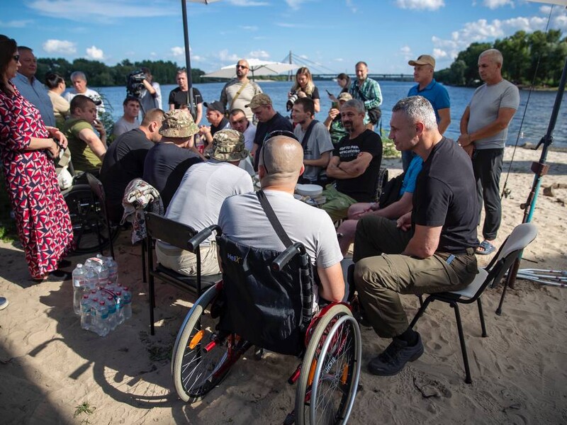 Для поранених бійців у столиці провели реабілітаційний захід з риболовлею і пляжним відпочинком – Кличко