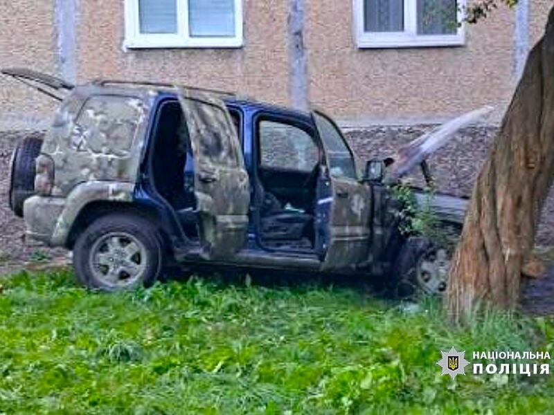 В Івано-Франківській області затримали родичів 15 і 18 років, їх підозрюють у підпалі автомобілів військових за гроші. Фото