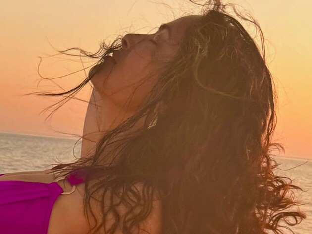 Хайек снялась на яхте в бикини цвета фуксия. Фото