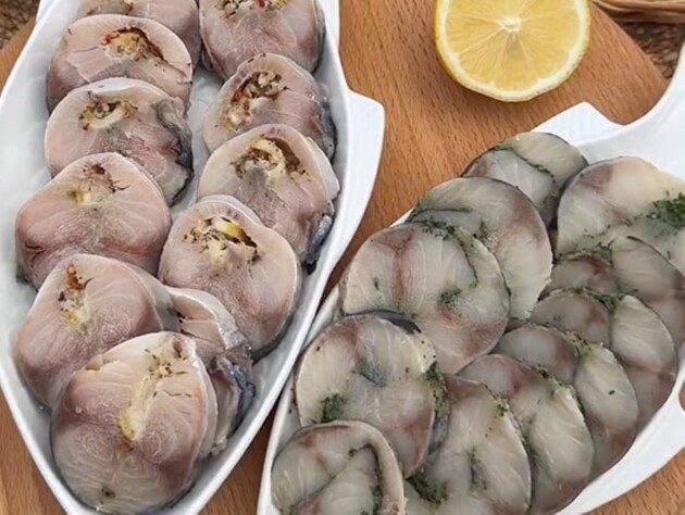 Смешайте это с солью – и рыба получится очень нежная и вкусная. Рецепт засолки скумбрии в пищевой пленке 