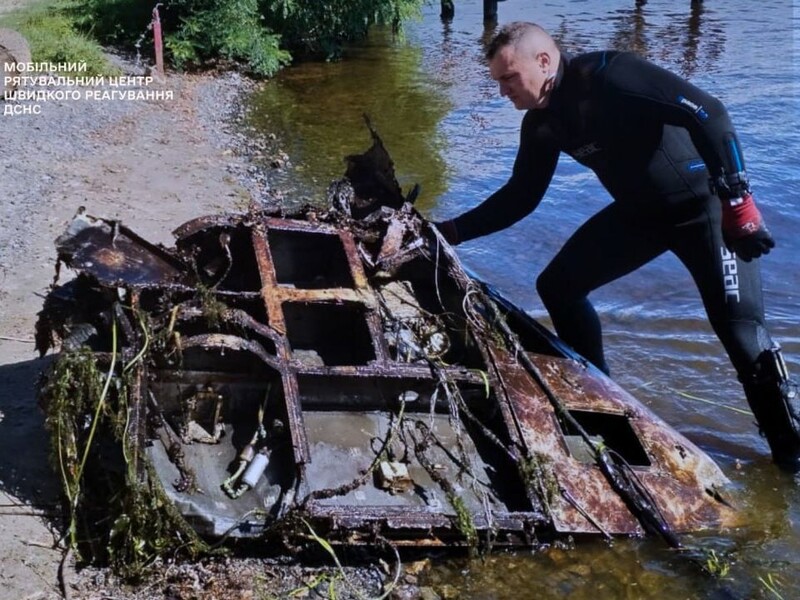 У Київській області водолази ДСНС витягли з Дніпра уламки Shahed. Фото