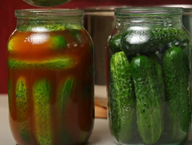 Добавьте это в воду – и огурцы будут вкусные и хрустящие. Хит консервации – рецепт маринада с острым кетчупом 