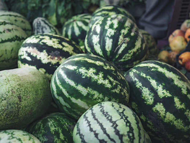 Если разрезали арбуз и увидели это – сразу выбросьте. Огородница рассказала, как распознать опасный для здоровья плод