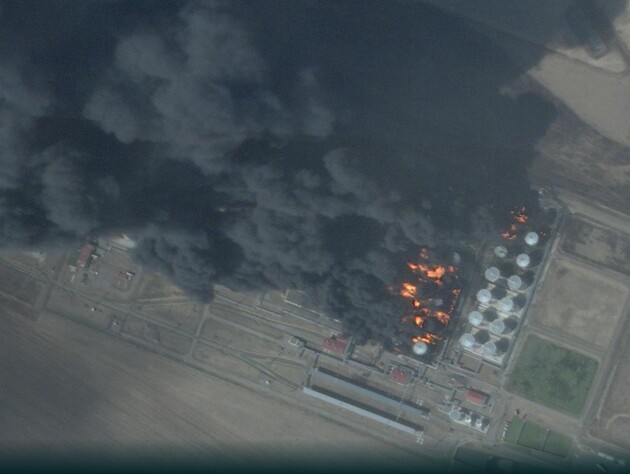 В Ростовской области РФ второй день горит атакованная ВСУ нефтебаза, губернатор сообщил о более 40 пострадавших спасателях. Фото, видео