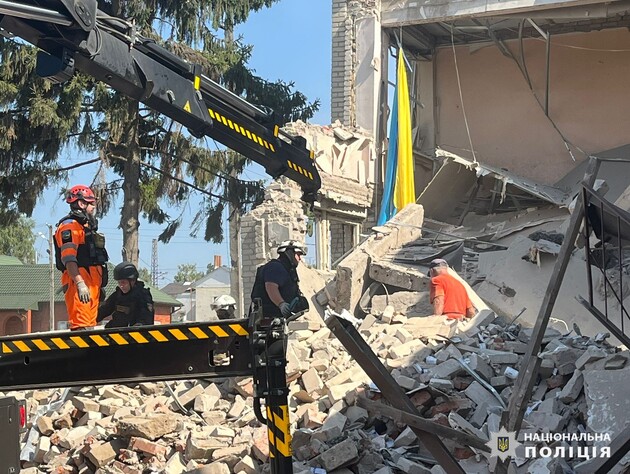 РФ ударила по сільраді на півночі Харківської області. З-під завалів дістали жінку, шукають іще двох – ОВА