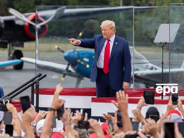 Трамп впервые после покушения провел митинг под открытым небом, выступал за пуленепробиваемым стеклом