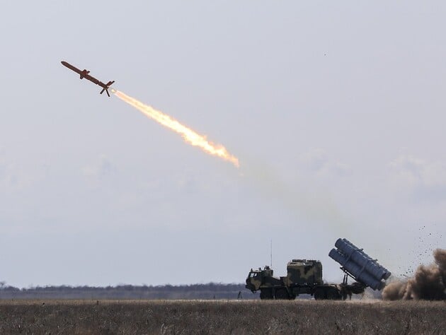 Пором із пальним у російському порту Кавказ затонув після удару, імовірно, українською ракетою 