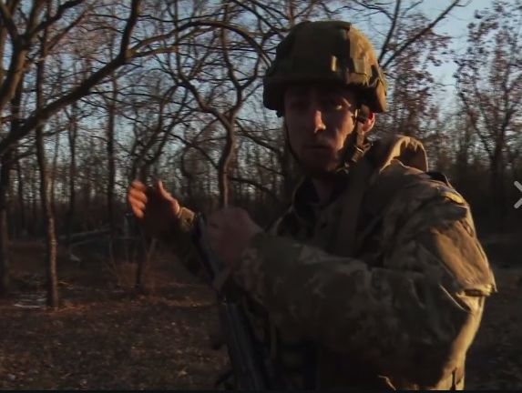 Журналисты западных СМИ передали украинцам архивные кадры с бойцом ВСУ, погибшим под Авдеевкой. Видео