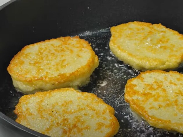 Додайте це до картоплі – і деруни вийдуть соковитими, хрумкими й ароматними. Рецепт без борошна