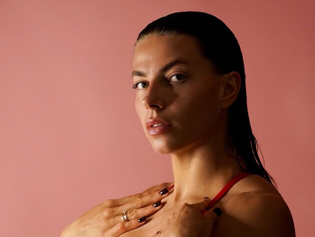 Бех-Романчук знялася в купальнику й показала тату на стегні