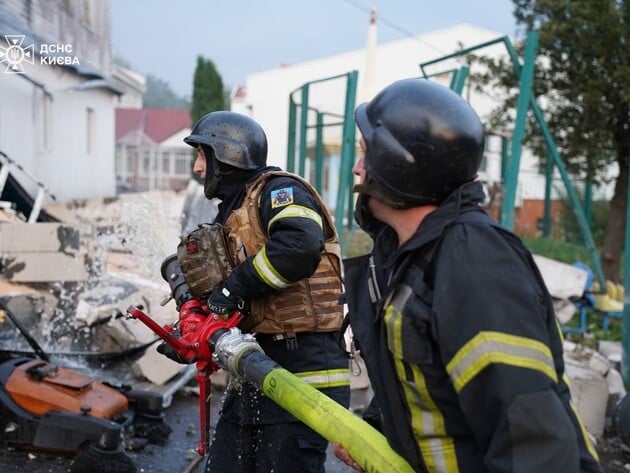 В ГСЧС рассказали о последствиях ракетной атаки на Киев. Фото