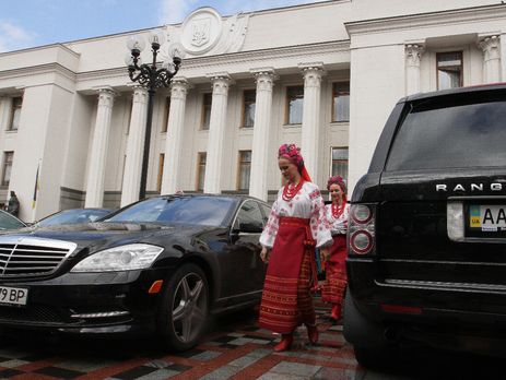 Нардепы и судьи массово занижают стоимость своих машин, чтобы не платить налоги – СМИ