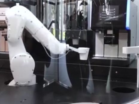 Роботизированная "рука" подает кофе посетителям