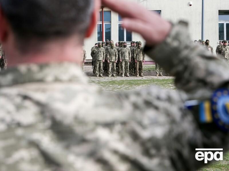 В сети появилось видео драки женщины с военным возле ТЦК в Одессе. В ТЦК прокомментировали