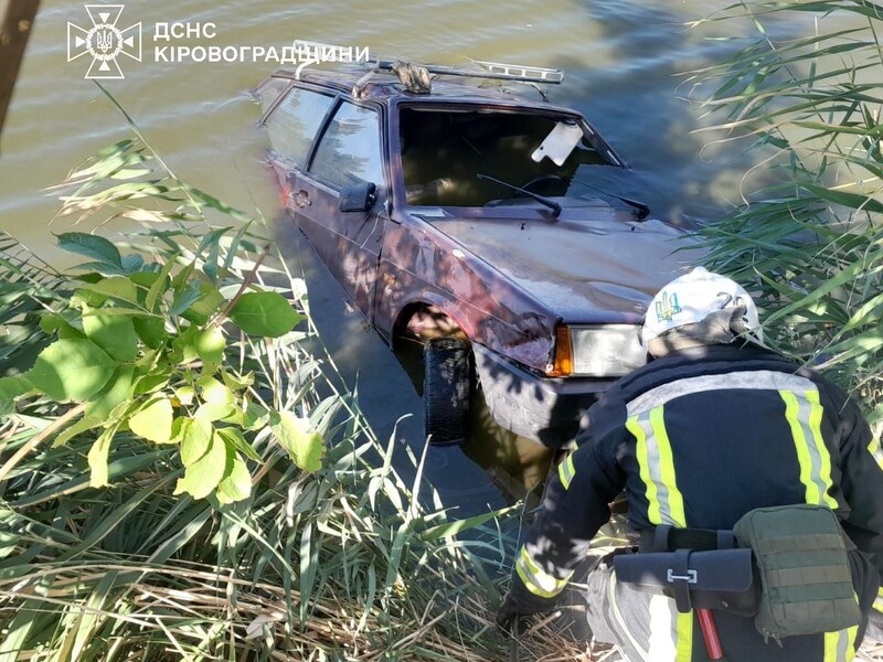 В Кировоградской области автомобиль заехал в пруд, есть погибшие