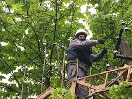 За добу ДТЕК повернув світло майже 12 тис. сімей після обстрілів