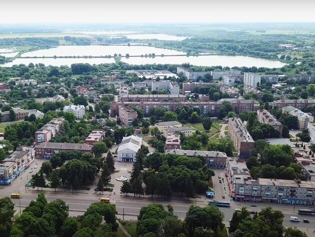 Окупанти атакували Конотоп, мер повідомив, що бракує пожежників. Є постраждалі й немає електрики