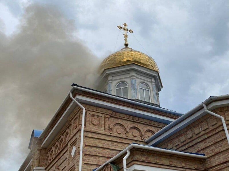 В Никополе из-за обстрела РФ горел храм УПЦ МП. Фото, видео