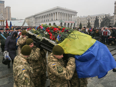 В Киеве на Майдане попрощались с погибшими под Авдеевкой бойцами. Фоторепортаж