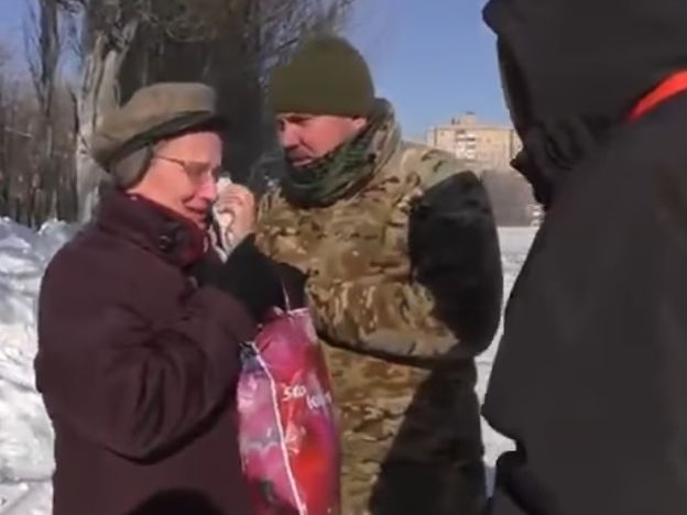 "Авдеевку не сдавайте, пожалуйста": Местная жительница в слезах просила украинских военных защищать город. Видео