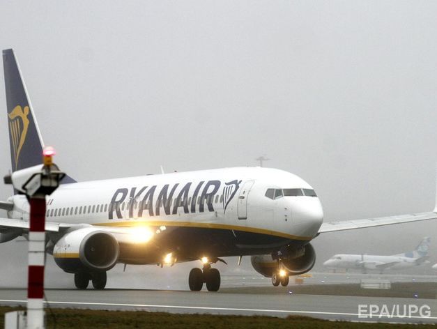 На борту літака Ryanair, який прямує до Лондона, оголошено тривогу – ЗМІ