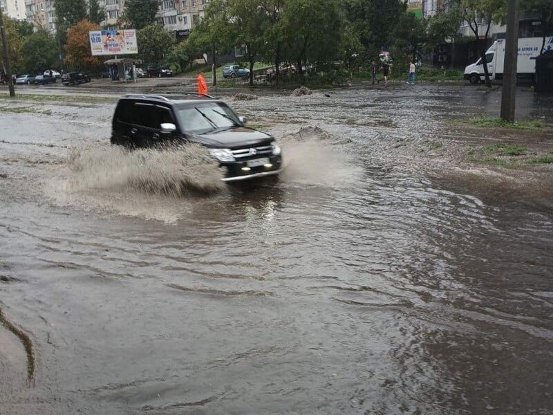 В Одесі через сильну зливу затопило вулиці. Фото, відео